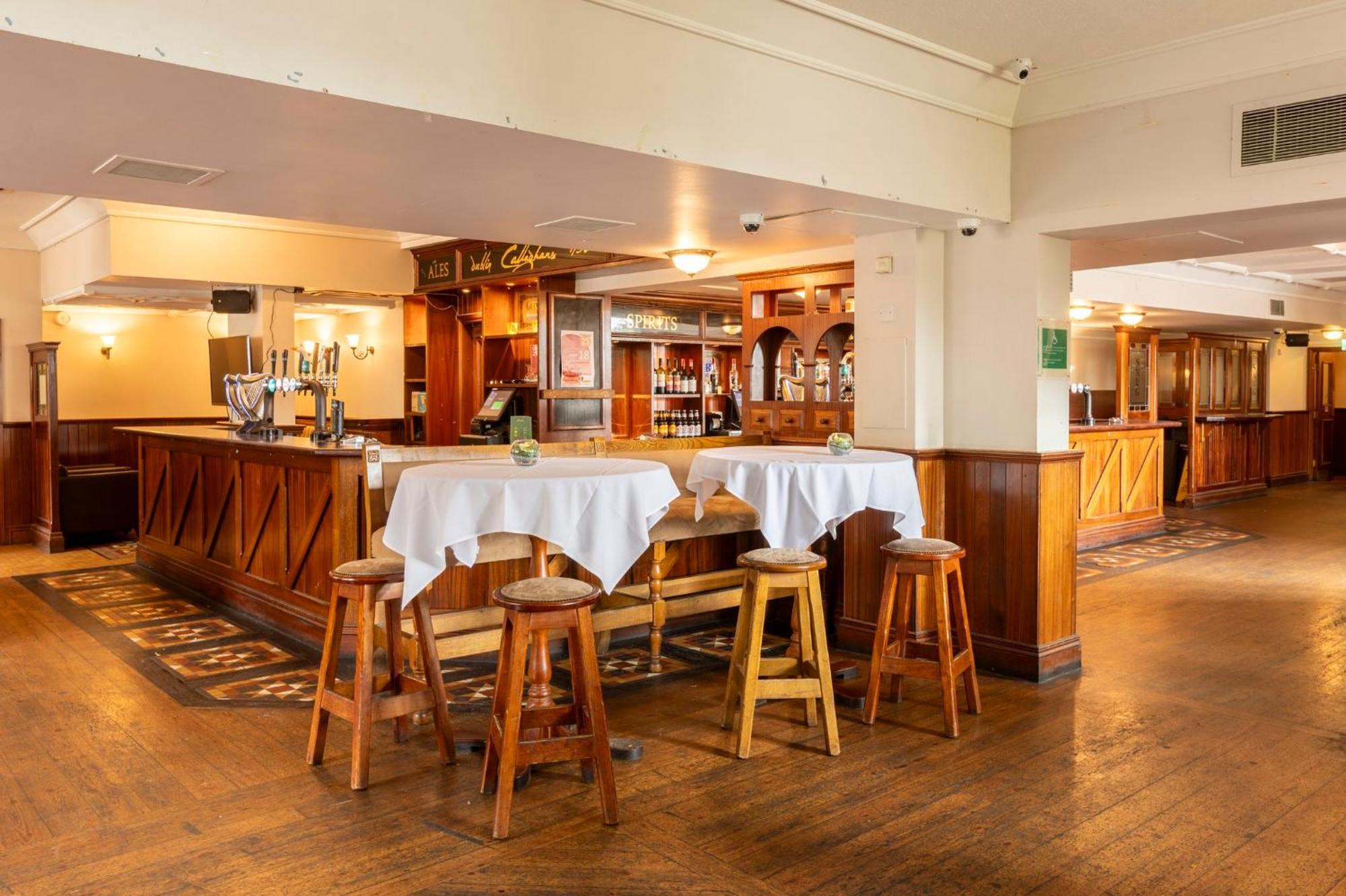 Holiday Inn Cardiff City By Ihg Bagian luar foto