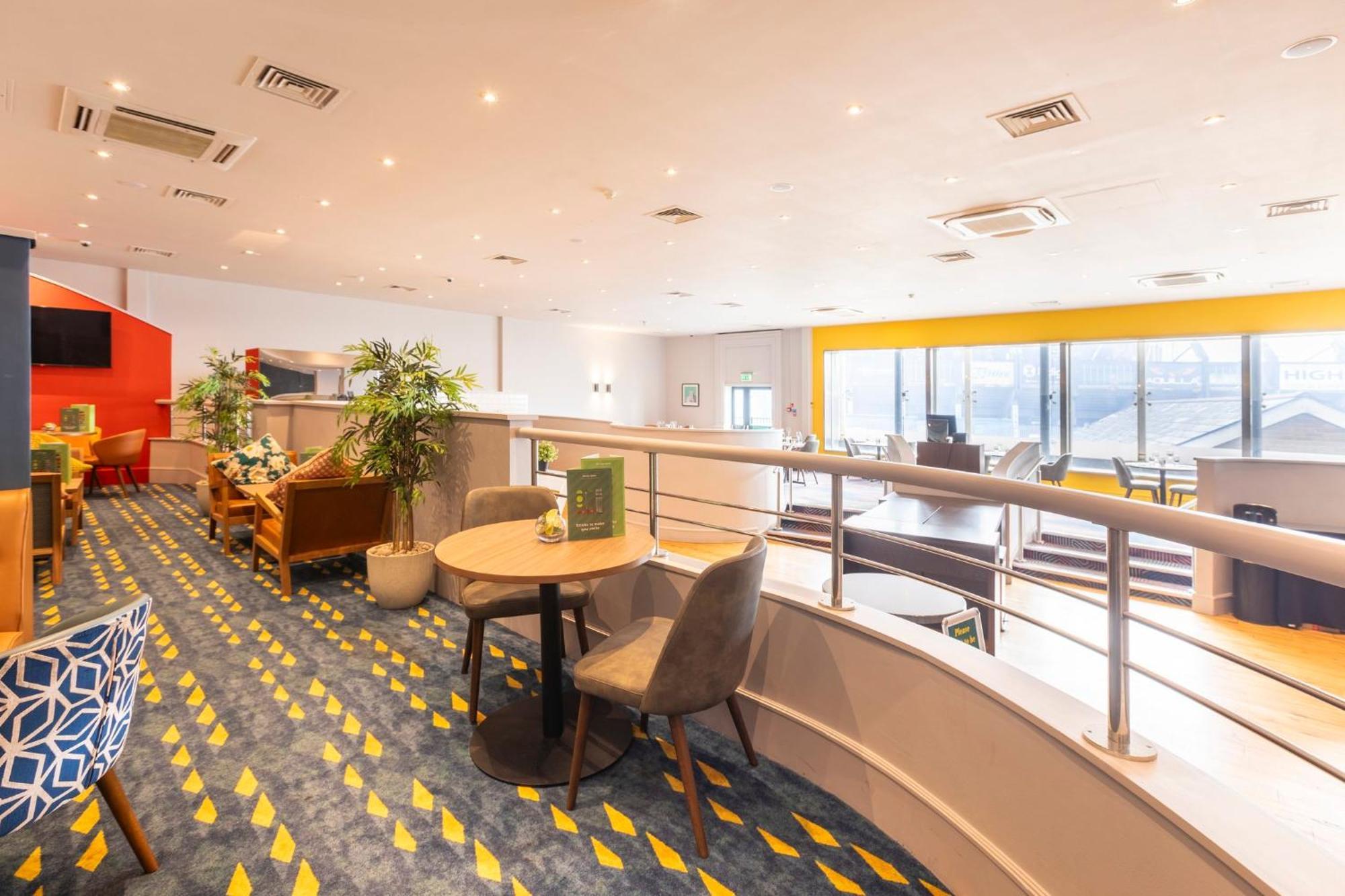 Holiday Inn Cardiff City By Ihg Bagian luar foto