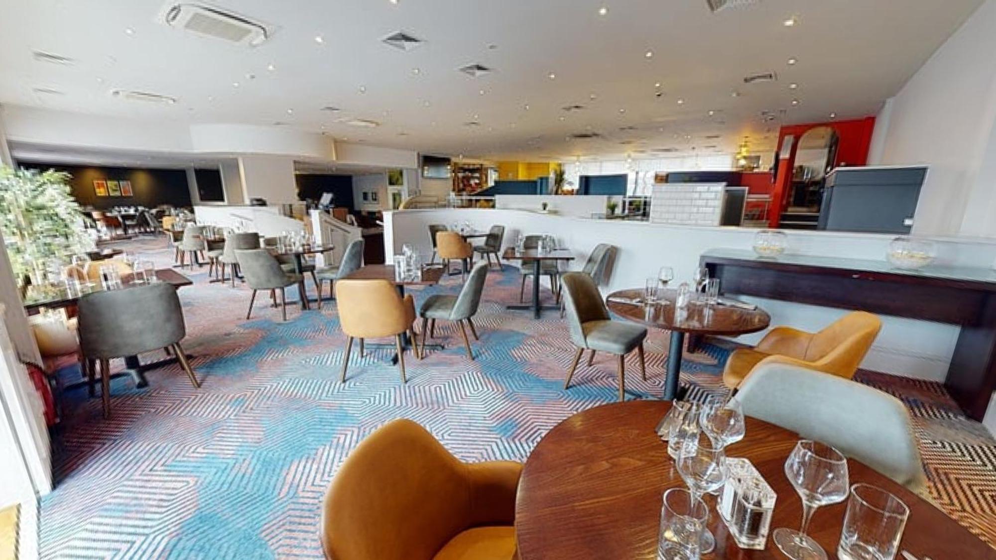 Holiday Inn Cardiff City By Ihg Bagian luar foto
