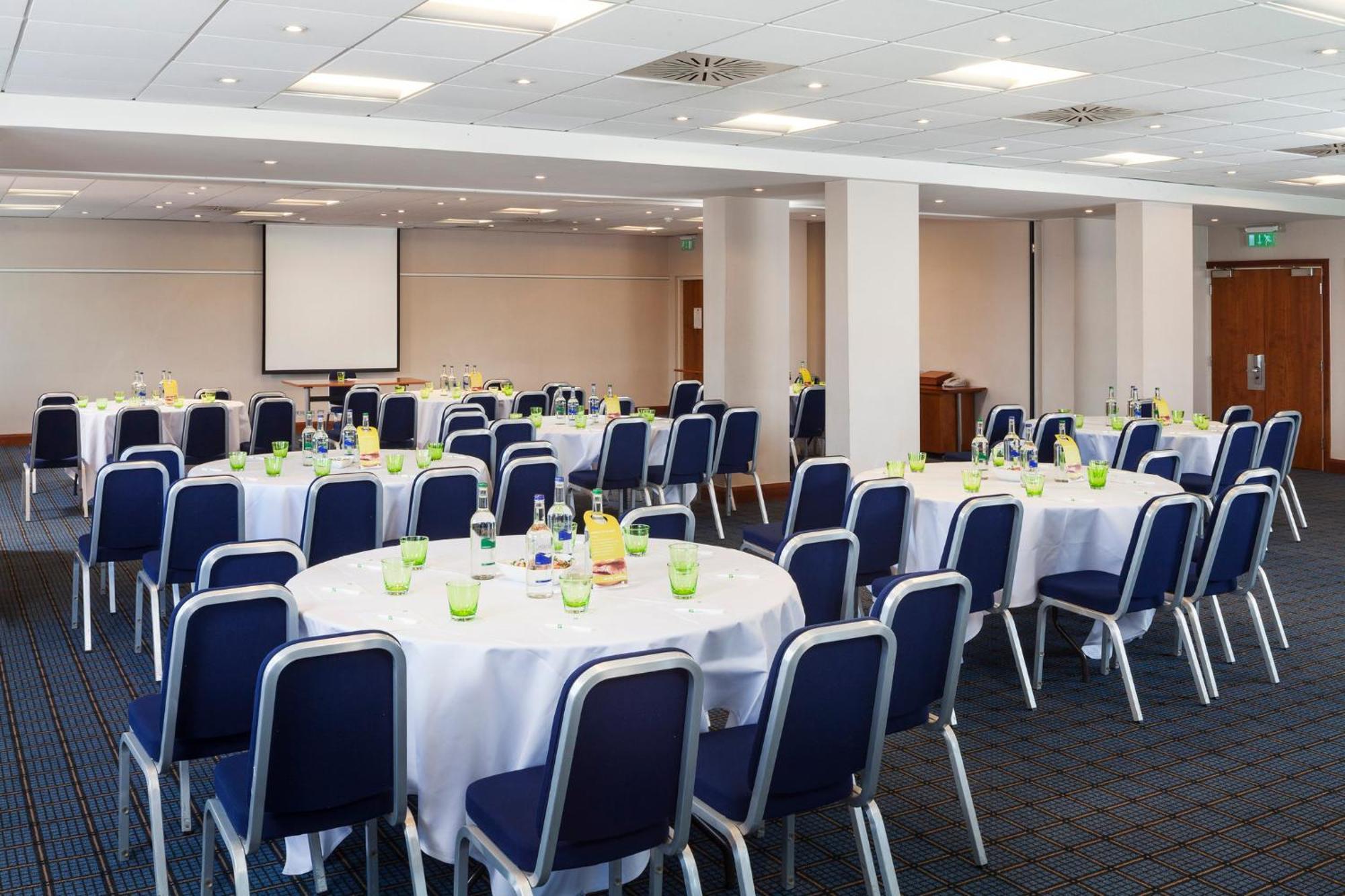 Holiday Inn Cardiff City By Ihg Bagian luar foto