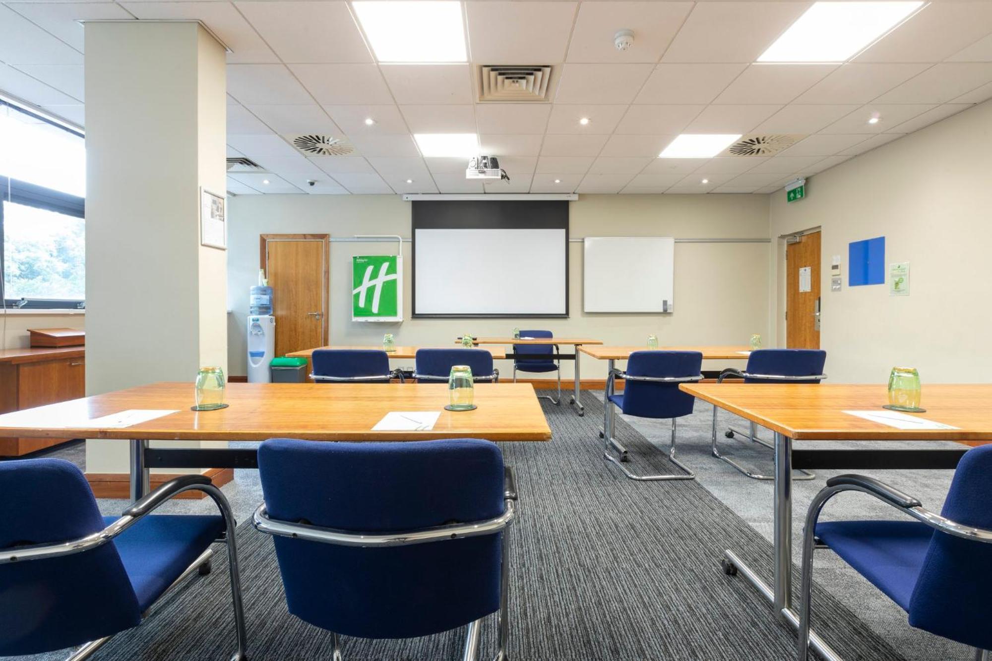 Holiday Inn Cardiff City By Ihg Bagian luar foto