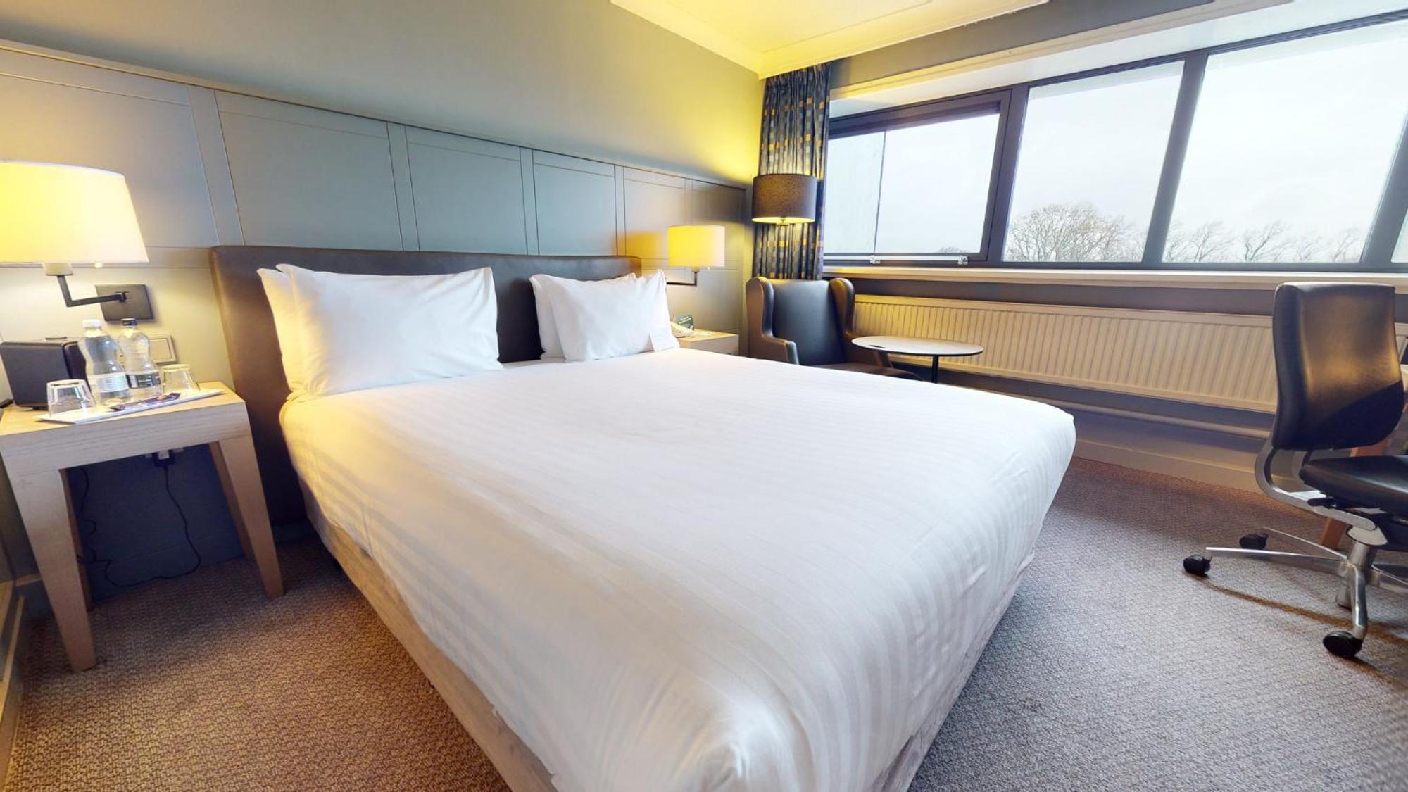 Holiday Inn Cardiff City By Ihg Bagian luar foto